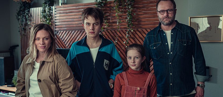 Hold Tight Netflix Polish Series
