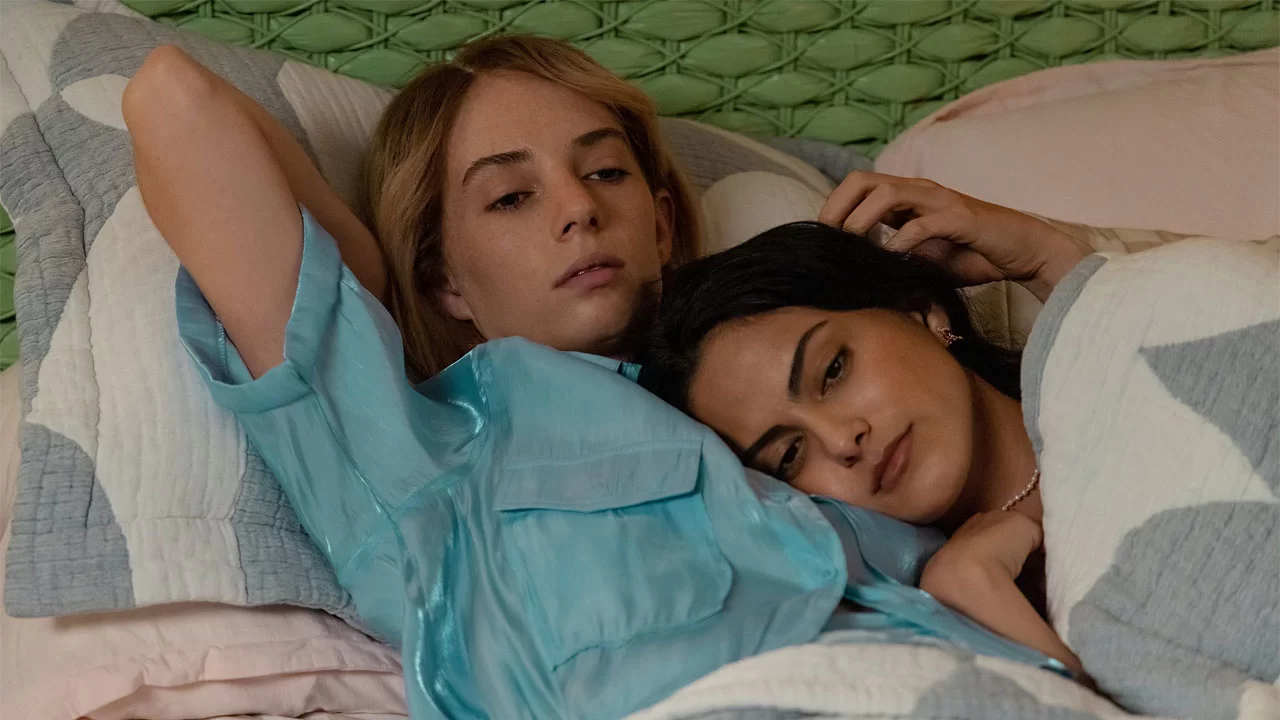 hacer venganza netflix comedia oscura llegando a netflix septiembre de 2022 maya hawke y camila mendes