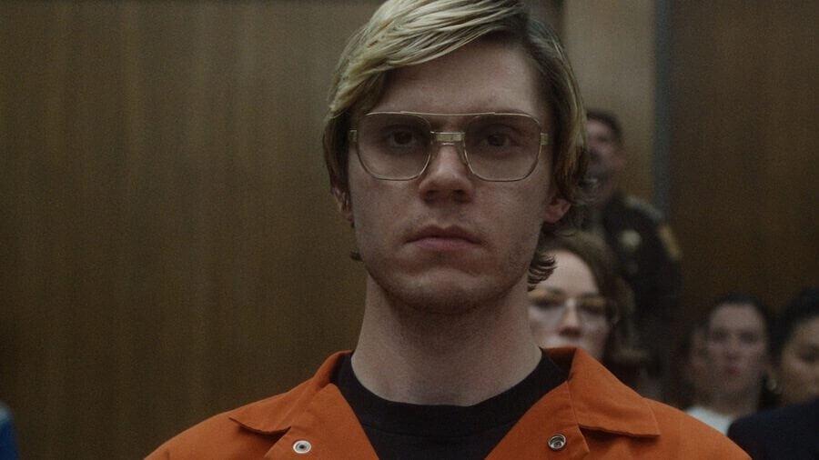 evan peters as jeffrey dahmer netflix