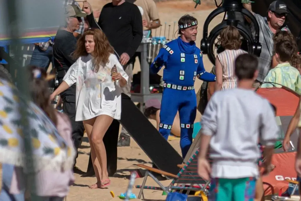 millie bobby brown en el set el estado eléctrico netflix