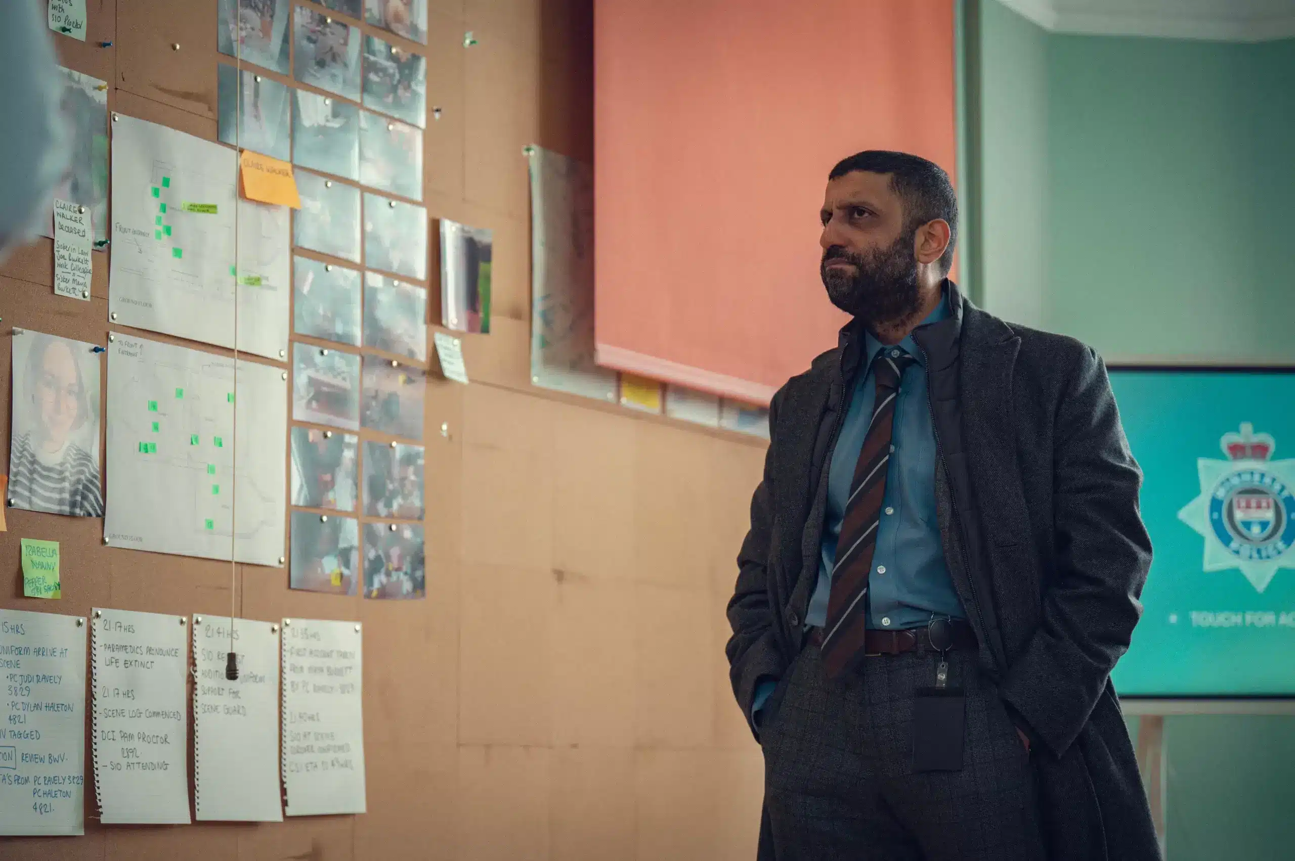 le premier regard d'adeel akhtar sur la saison 1 de netflix