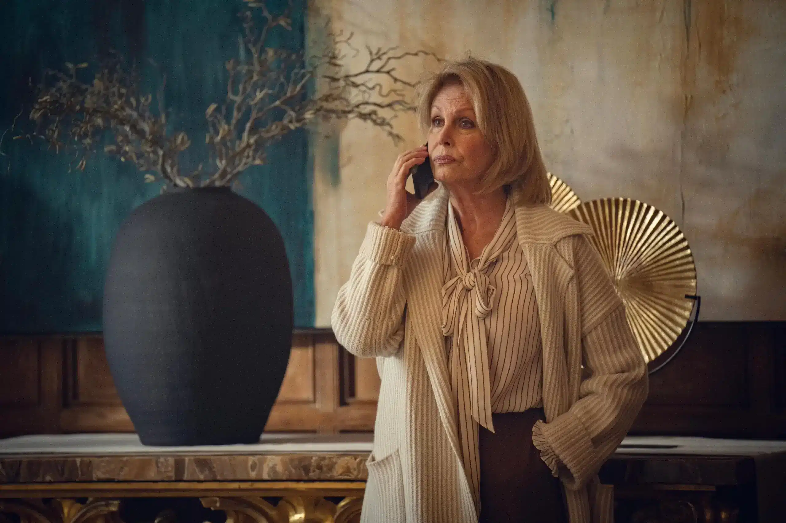 le premier regard sur la saison 1 de netflix : joanna lumley