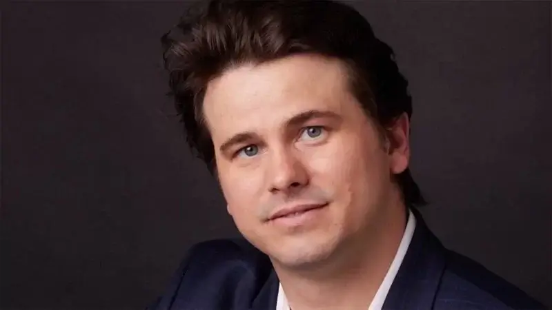 jason ritter capitán de la serie netflix de otoño