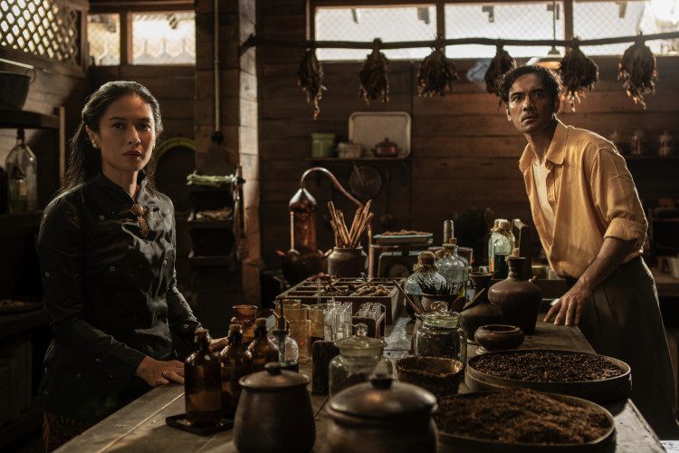 Dian Sastrowardoyo Ario Bayu Cigarette Girl Indonesian Drama Coming To Netflix