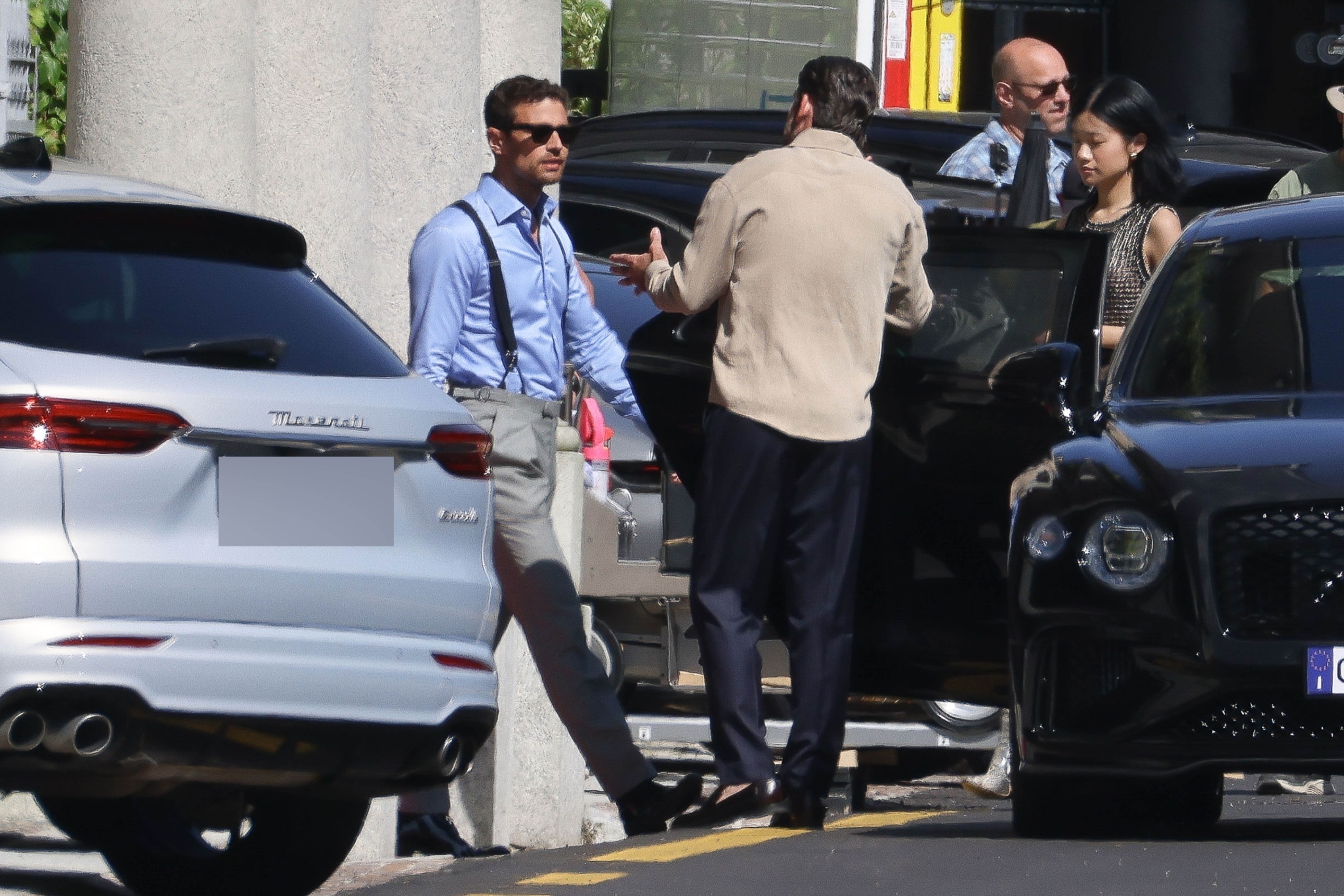 Theo James se reúne com Jasmine Blackborow na Itália enquanto as filmagens começam para os cavalheiros da segunda temporada