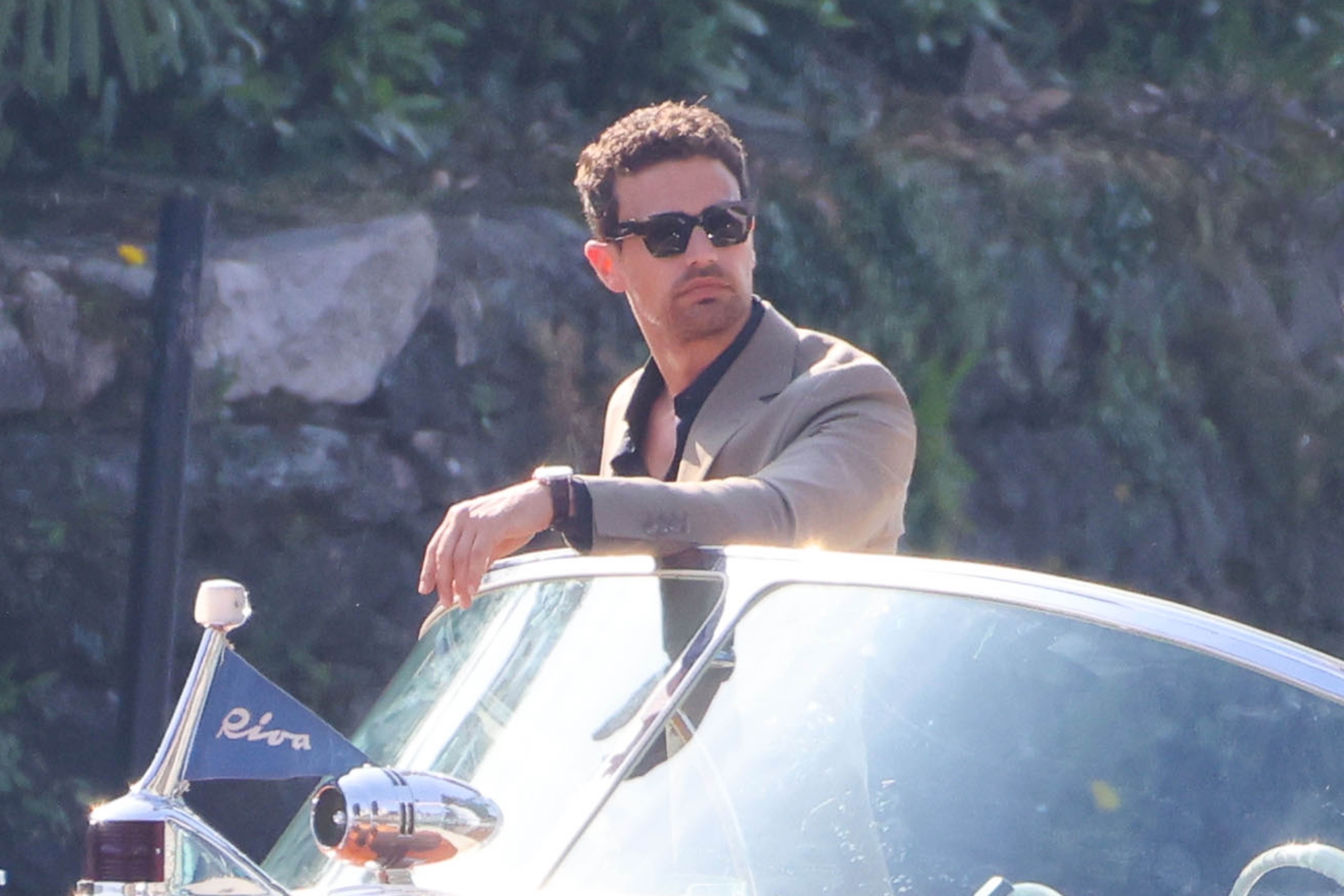 Theo James se reúne com Jasmine Blackborow na Itália enquanto as filmagens começam para os cavalheiros da segunda temporada