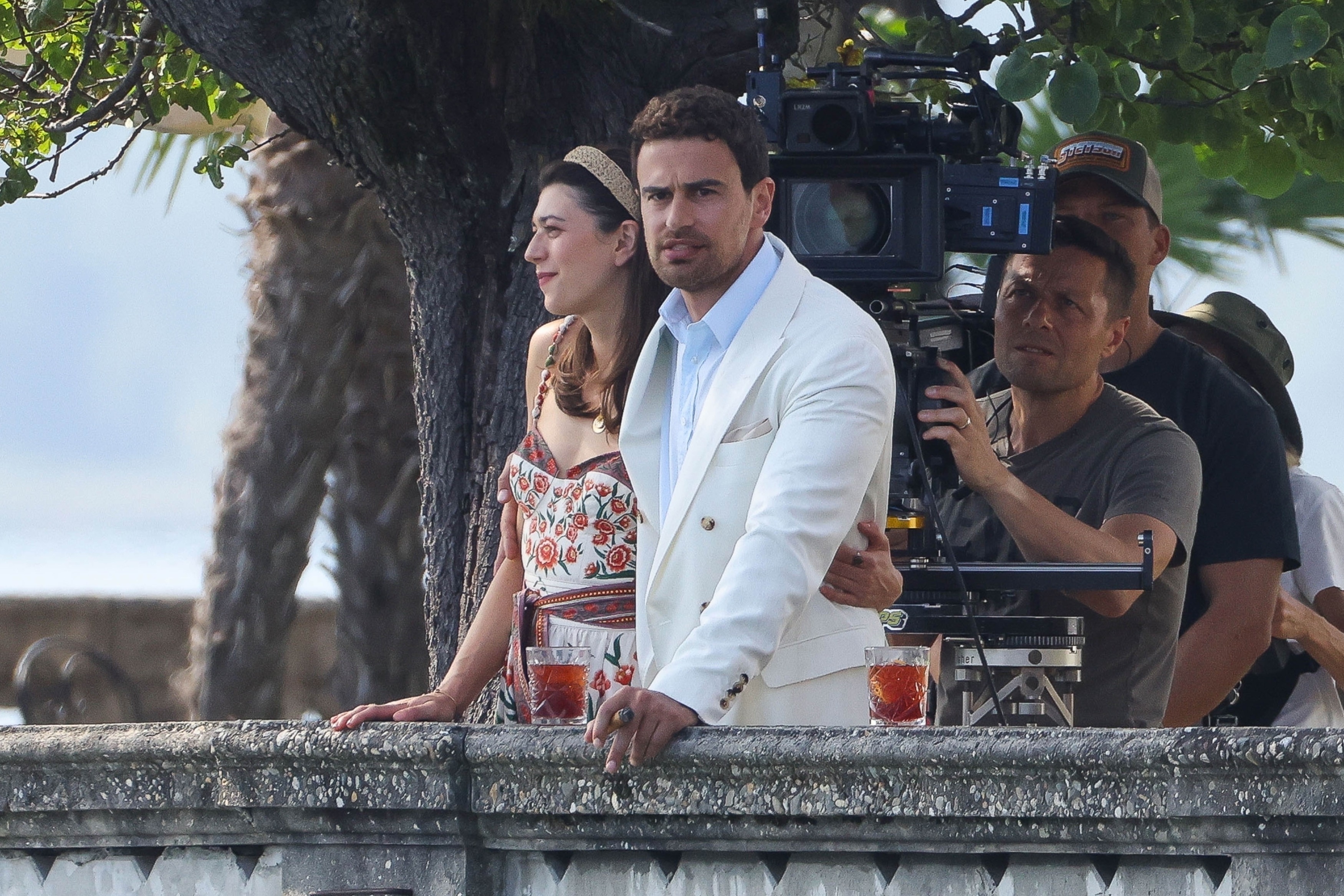 Theo James se reúne com Jasmine Blackborow na Itália enquanto as filmagens começam para os cavalheiros da segunda temporada