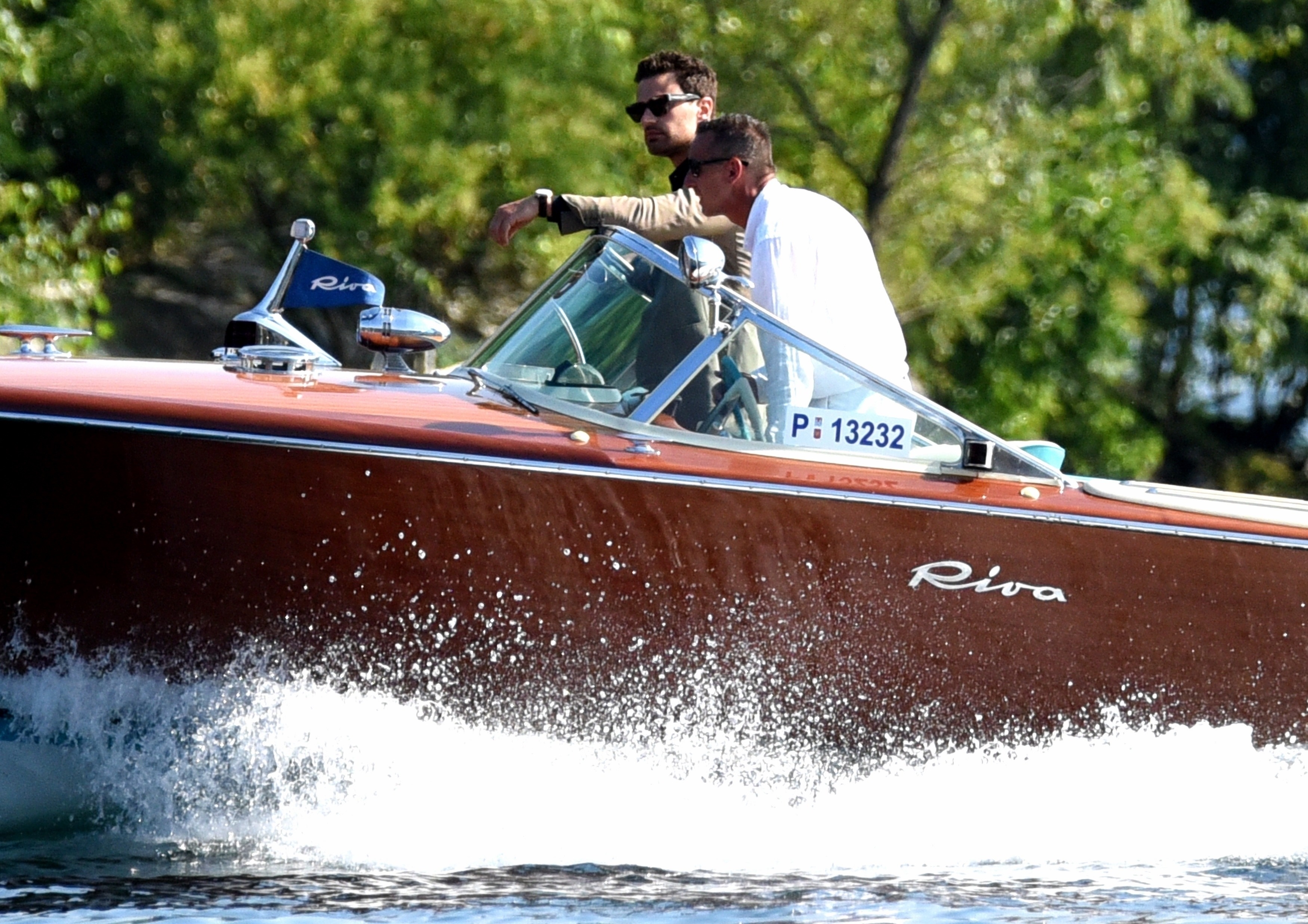 Theo James faz um respingo! Star Cruises Lake Maggiore enquanto filmava a segunda temporada de cavalheiros na Itália