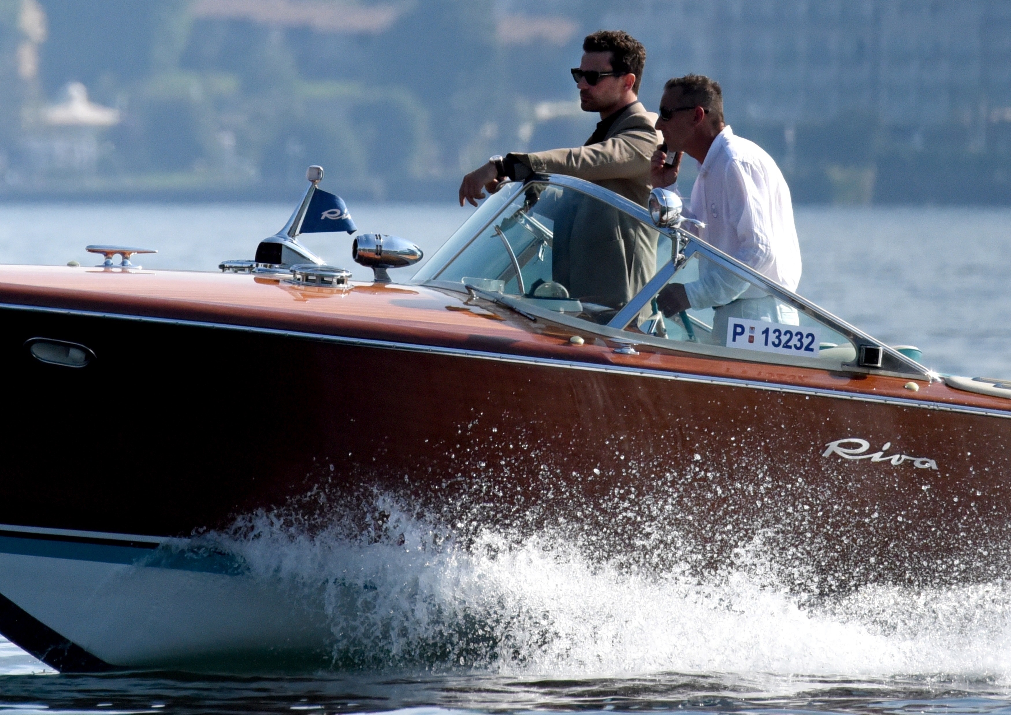 Theo James faz um respingo! Star Cruises Lake Maggiore enquanto filmava a segunda temporada de cavalheiros na Itália