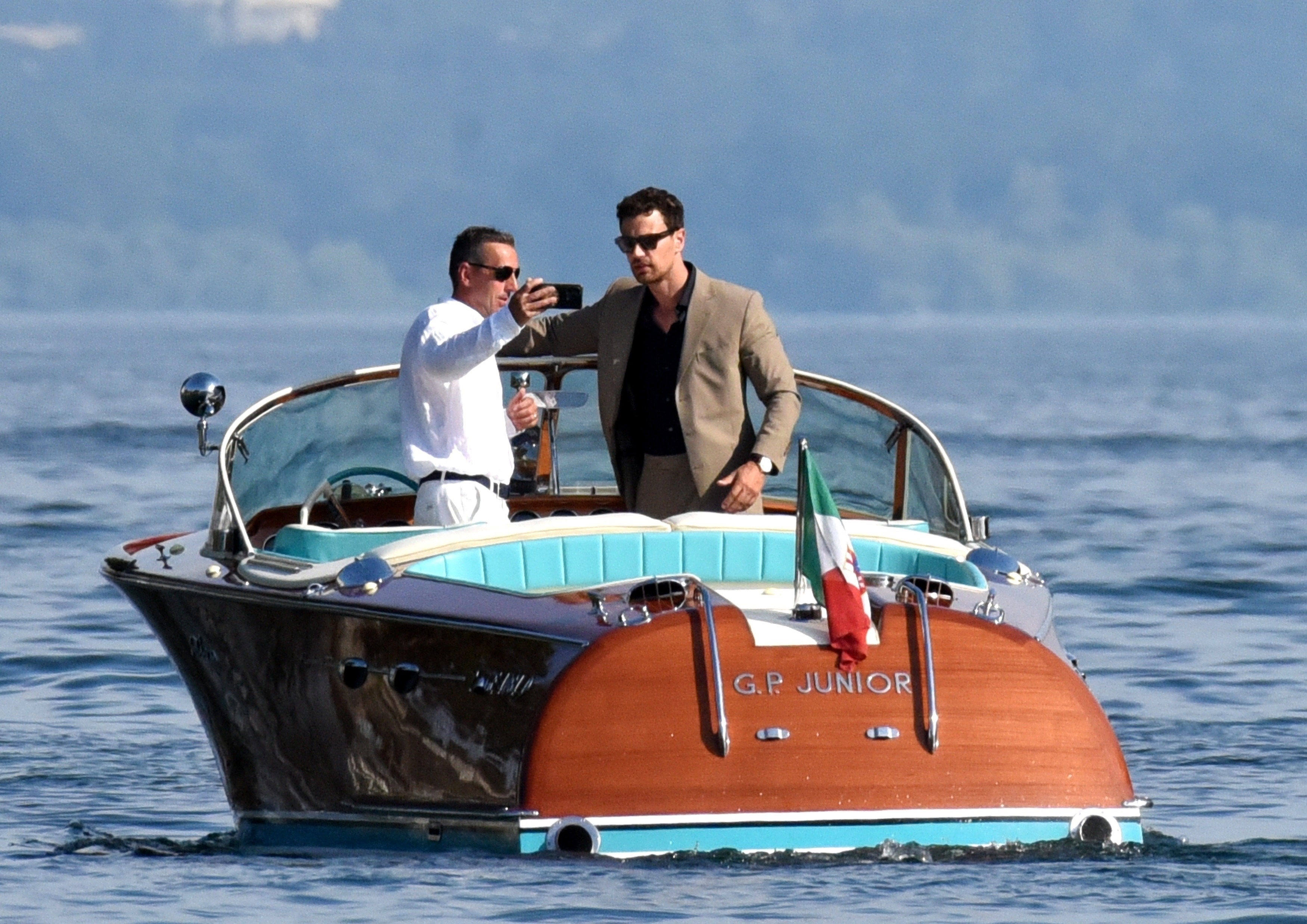 Theo James faz um respingo! Star Cruises Lake Maggiore enquanto filmava a segunda temporada de cavalheiros na Itália