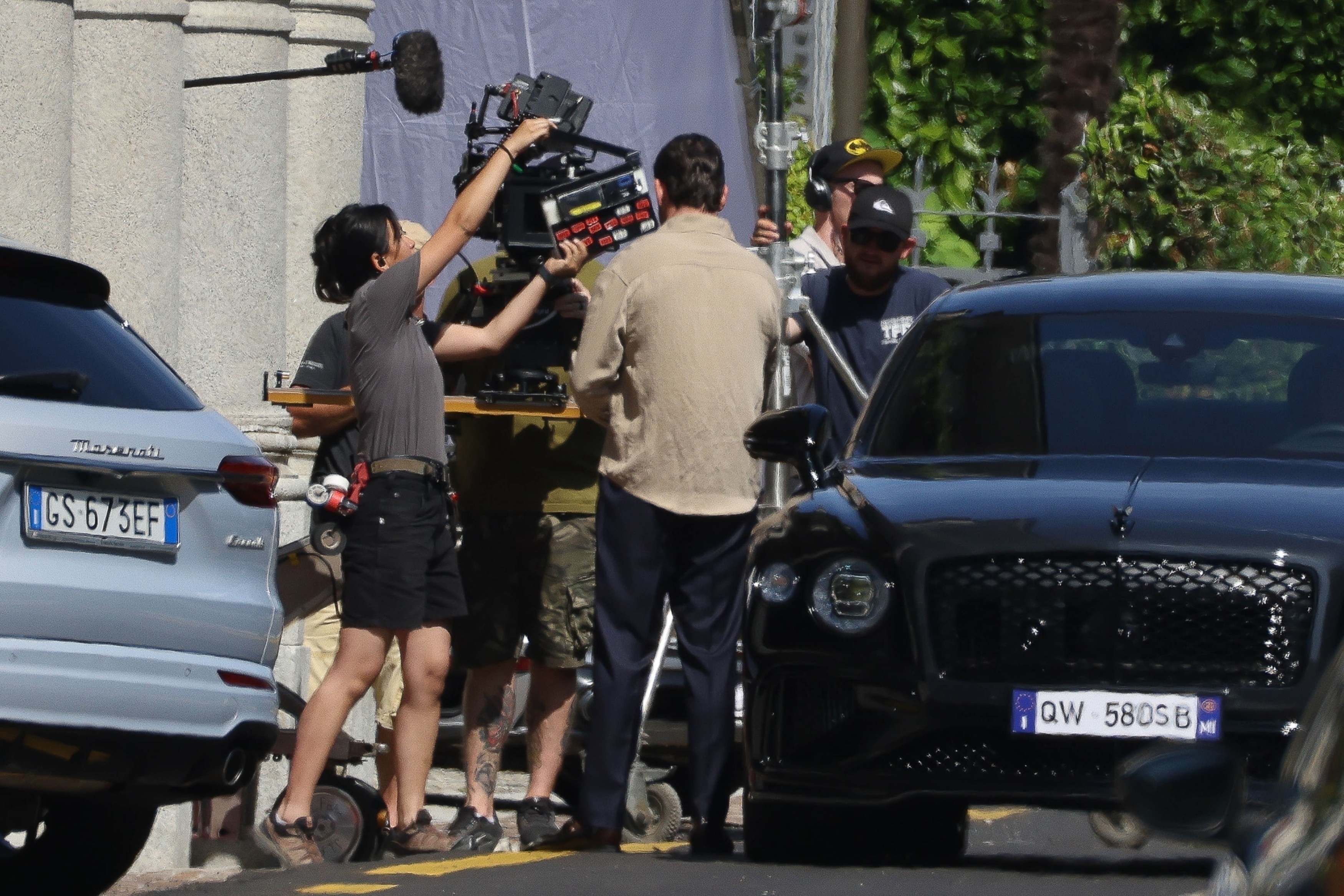 Theo James se reúne com Jasmine Blackborow na Itália enquanto as filmagens começam para os cavalheiros da segunda temporada