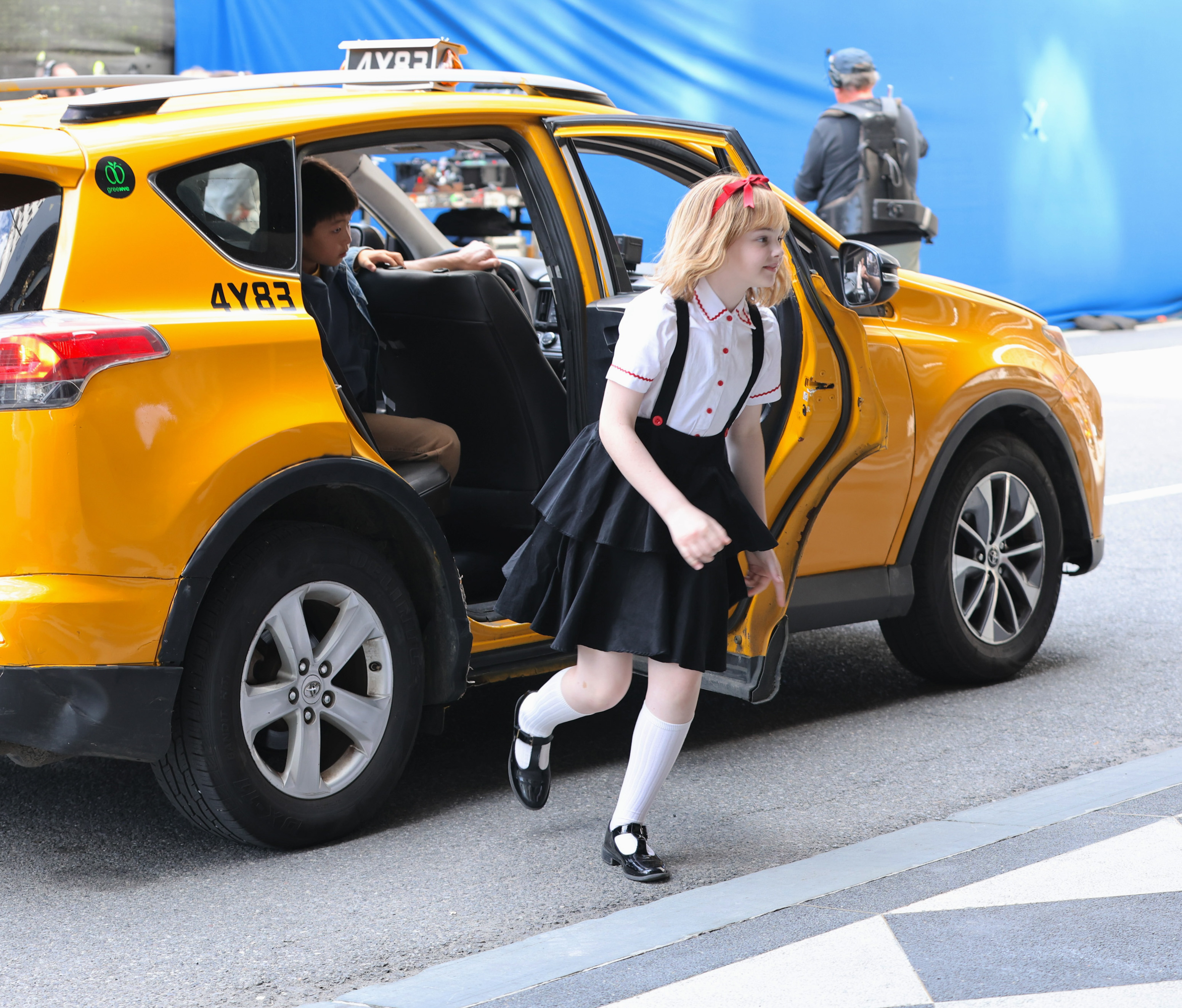 First Look Eloise Set Photos Netflix (1)