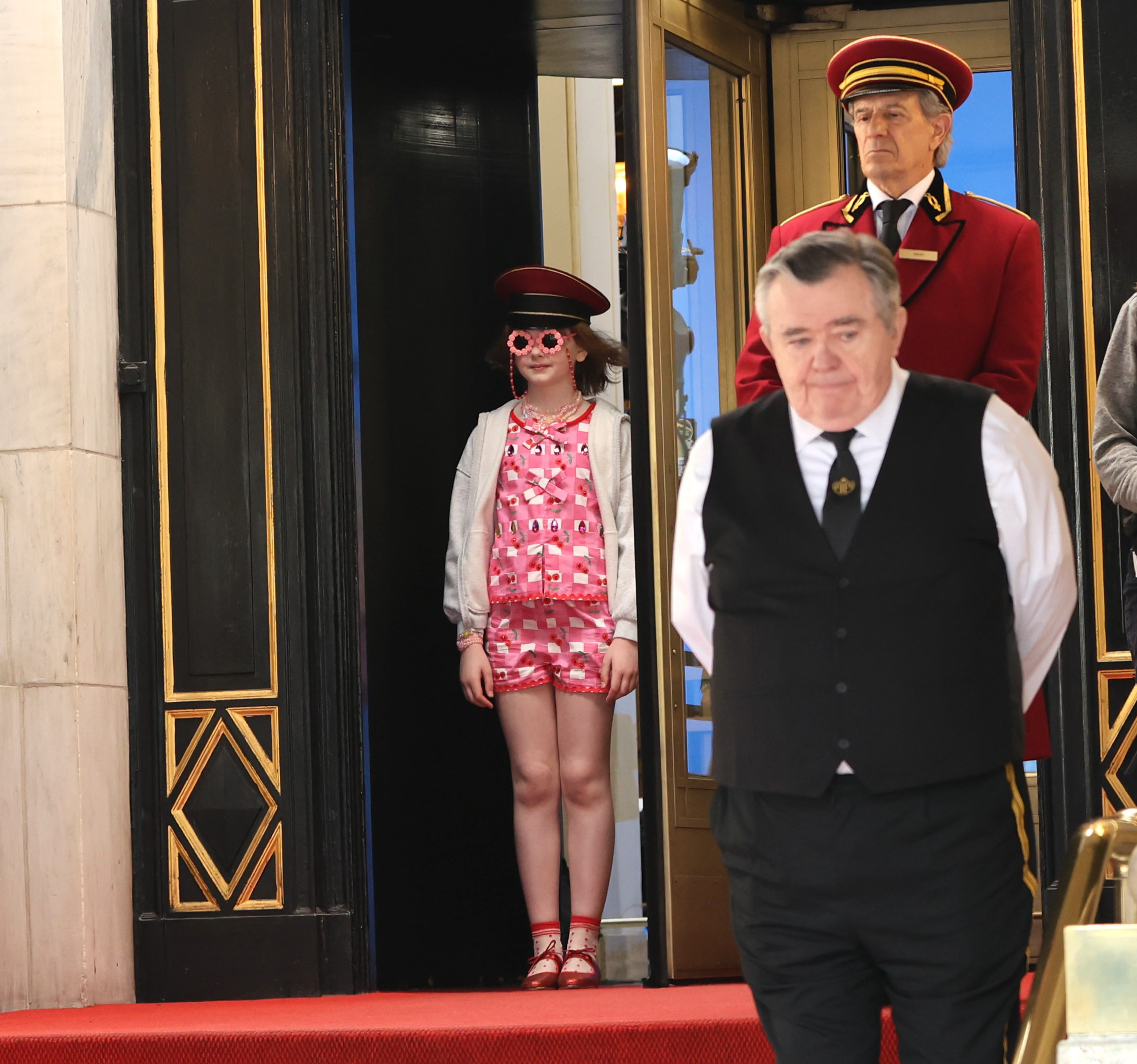 First Look Eloise Set Photos Netflix (7)