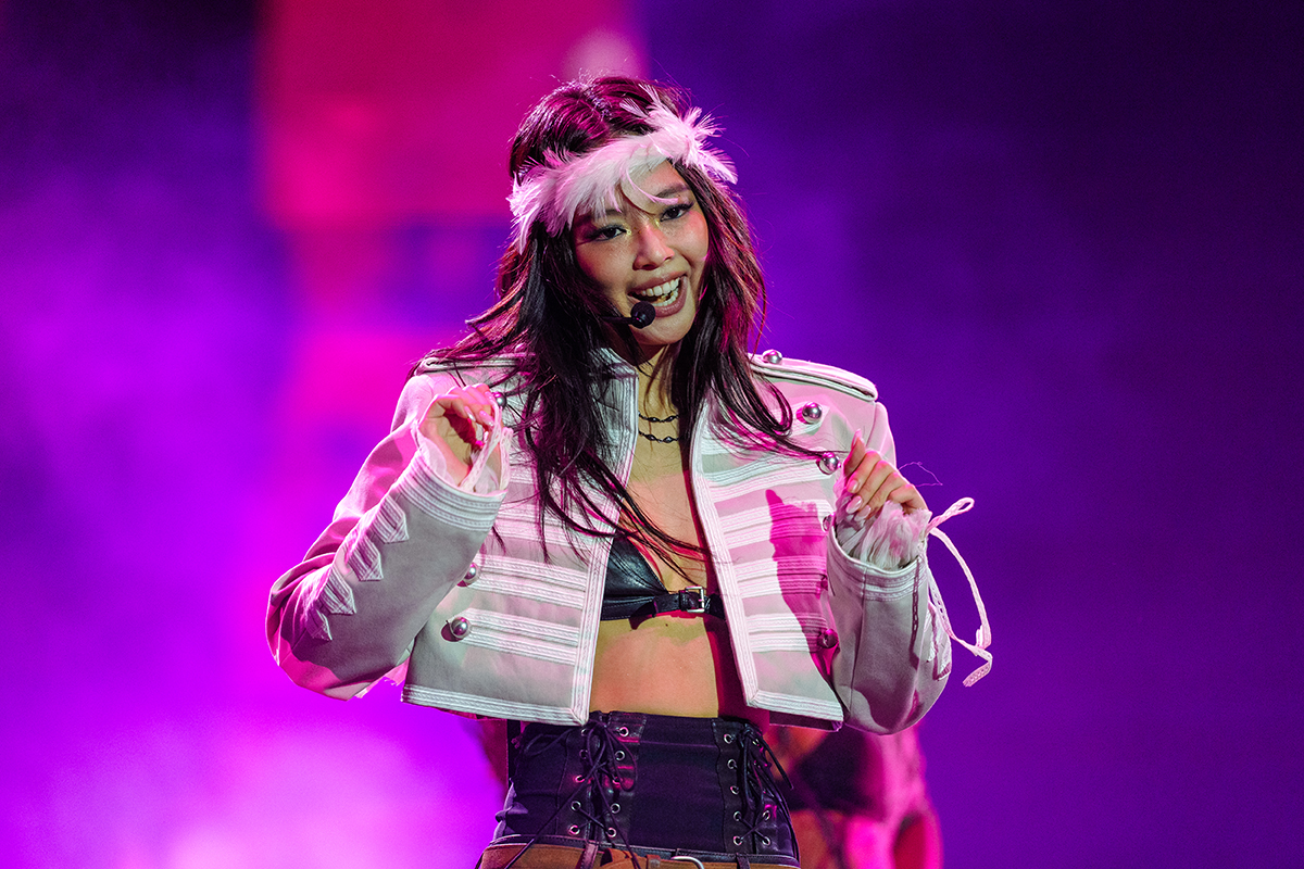 Jennie Joins Steps